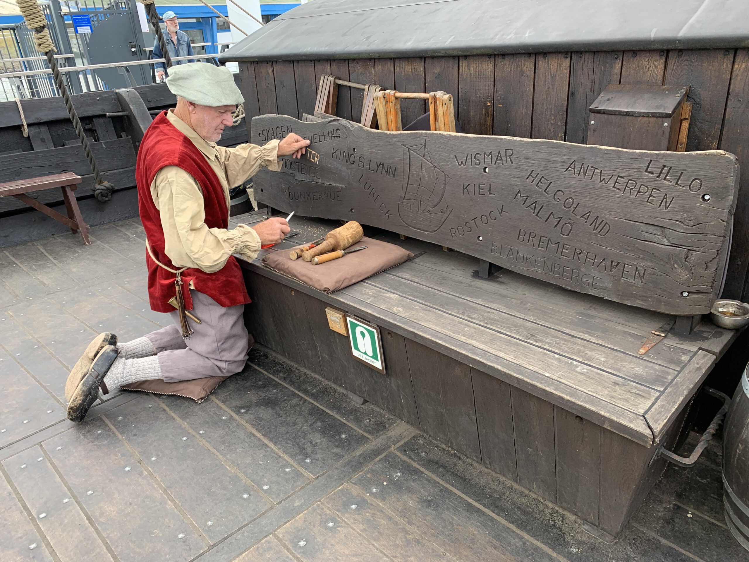 De bootsman beitelt een nieuwe havennaam in de dekbank: Terneuzen