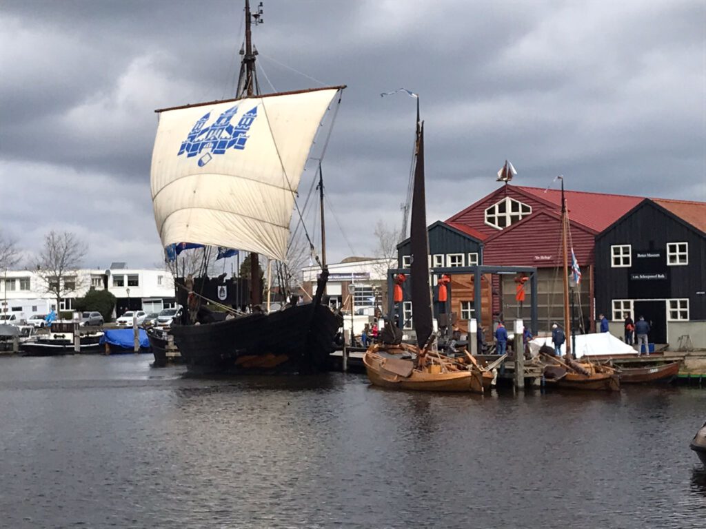 Kamper Kogge afgemeerd aan de steiger bij het Bottermuseum in Elburg, april 2023