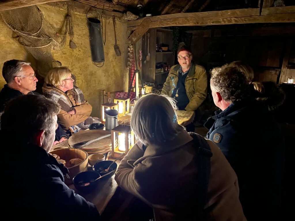 In het brunneper huisje en de smidse op de Koggewerf komen vertellen en luisteren samen.