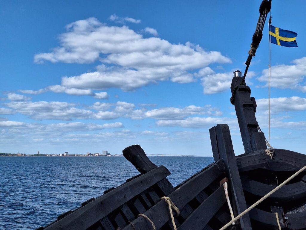 Kamper Kogge onderweg naar Kalmar. Voordek met Zweedse gastlandvlag
